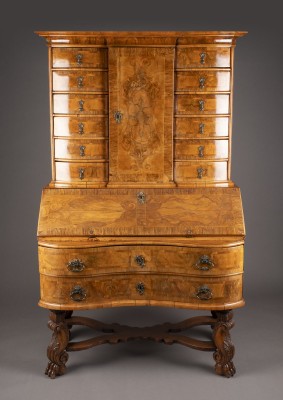Auktion 137<br>BAROCKER AUFSATZSCHRANK AUF VIER STEHLEN