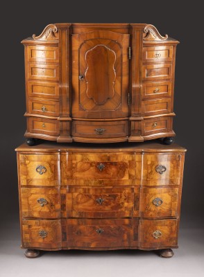 Auktion 137<br>SPÄTBAROCKER AUFSATZSCHRANK