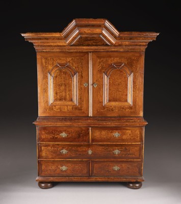 Auktion 137<br>BAROCKER AUFSATZSCHRANK MIT PASSIONSFÜLLUNGEN UND DANZIGER KOPF