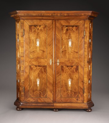 Auktion 137<br>FEINER BAROCKSCHRANK MIT INTARSIERTEM BLUMENWERK UND MUSIKINSTRUMENTEN