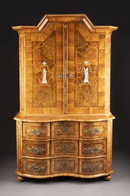 Auktion 137<br>BAROCKER AUFSATZSCHRANK MIT INTARSIERTEN FIGUREN