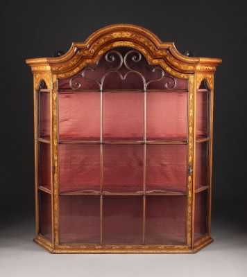 Auktion 137<br>HOLLÄNDISCHER HÄNGEVITRINENSCHRANK