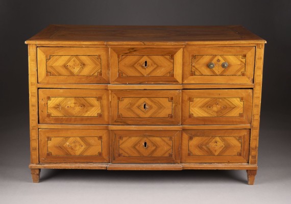 Auktion 137<br>DREISCHÜBIGE LOUIS XVI.-KOMMODE MIT BANDINTARSIEN