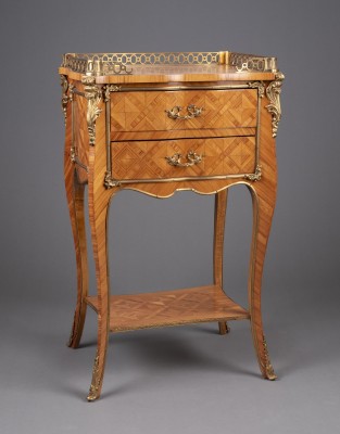 Auktion 137<br>BEISTELLTISCH IM LOUIS XV STIL