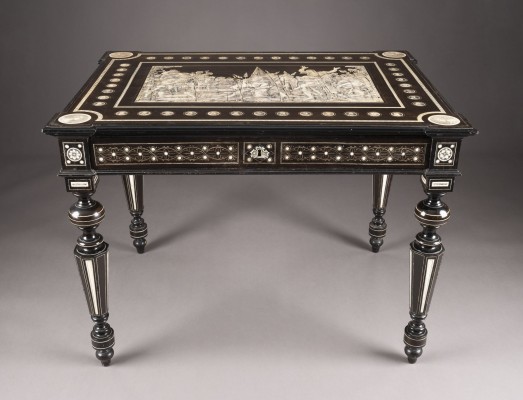Auction 137<br>HISTORISMUS SCHREIBTISCH MANTOVANI MIT DARSTELLUNG DER RAUB DER SABINERINNEN