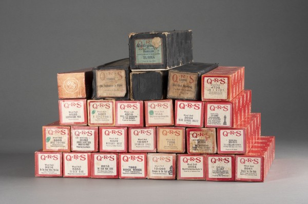 Auktion 137<br>KONVOLUT VON 27 KLAVIERROLLEN 'QRS WORD ROLL'