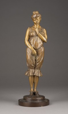 Auktion 137<br>SELTENE VERWANDLUNGSFIGUR: DAME MIT IHREM WINTERMANTEL UND PASSENDER MÜTZE