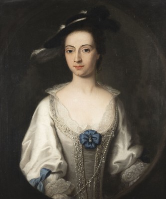 Auction 137<br>HALBFIGURENBILDNIS EINER ADLIGEN DAME MIT FEDER GESCHMÜCKTEM HUT, SEIDENKLEID, PERLKETTTE UND BLAUER SCHLEIFE