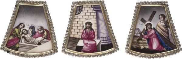 Auktion 138<br>DREI FINIFT-KELCHPLAKETTEN MIT DEM DORNENGEKRÖNTEN CHRISTUS, DER KREUZTRAGUNG UND DER GRABLEGUNG