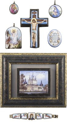 Auction 138<br>ARMBAND-UHR, EMAILBILD UND FÜNF EMAIL-ANHÄNGER