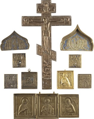 Auction 138<br>ZEHN BRONZE-IKONEN: DEESIS, AUSGEWÄHLTE HEILIGE, KRUZIFIX, VEREHRUNG DER WUNDERTÄTIGEN IKONE DER GOTTESMUTTER VON TCHWIN, FESTTAGE SOWIE ZWEI FRAGMENTE