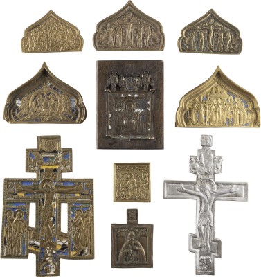 Picture ZEHN BRONZE-IKONEN: GOTTESMUTTER DES ZEICHENS 'ZNAMENIE', AUSGEWÄHLTE HEILIGE, KRUZIFIXE SOWIE SECHS FRAGMENTE MIT FESTTAGEN