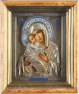 Auction 138<br>FEINE IKONE MIT DER GOTTESMUTTER VON WLADIMIR (WLADIMIRSKAJA) MIT CHAMPLEVÉ-EMAIL-OKLAD IM KIOT