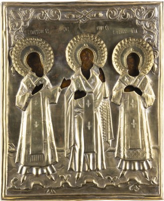 Auktion 138<br>IKONE MIT DEN DREI HEILIGEN HIERARCHEN BASILIOS DEM GROSSEN, GREGORIOS DEM THEOLOGEN UND JOHANNES CHRYSOSTOMUS MIT OKLAD