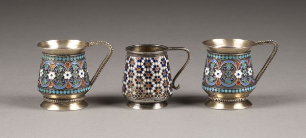 Auction 138<br>DREI CLOISONNÉ- UND CHAMPLEVÉ-EMAIL-HENKELTASSEN