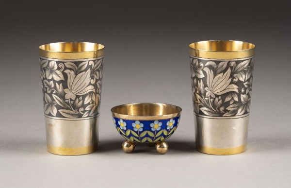 Auktion 138<br>CLOISONNÉ-EMAIL-SALIÈRE UND ZWEI BECHER