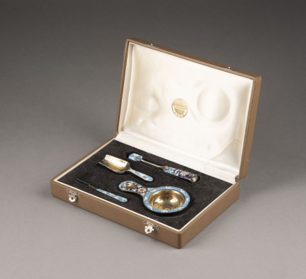 Auktion 138<br>VIERTEILIGES CLOISONNÉ-EMAIL-TEE-BESTECK IM ETUI