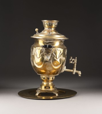 Auction 138<br>SAMOWAR MIT TABLETT
