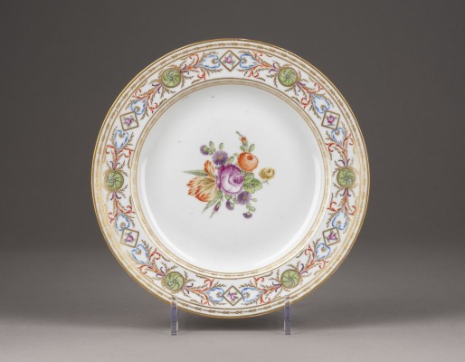 Auktion 138<br>TELLER MIT BLUMEN-BUKETT