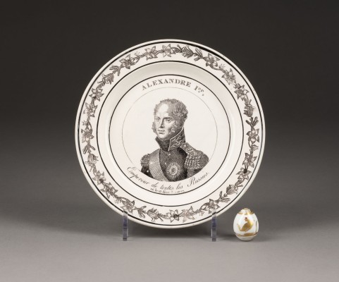 Auction 138<br>TELLER MIT DEM PORTRÄT VON ALEXANDER I. UND MINIATUR-OSTEREI