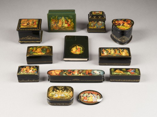 Auktion 138<br>SAMMLUNG VON ZWÖLF LACKOBJEKTEN MIT MÄRCHENSZENEN
