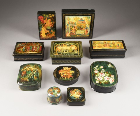 Picture SAMMLUNG VON ZEHN LACKDOSEN MIT MÄRCHENSZENEN UND FLORALDEKOR