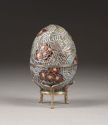 Auktion 138<br>GROSSES CLOISONNÉ-EMAIL-EI MIT LIBELLEN