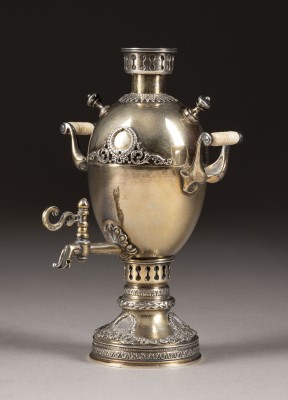 Auction 138<br>MINIATUR-SAMOWAR MIT EIFÖRMIGEM WASSERKESSEL