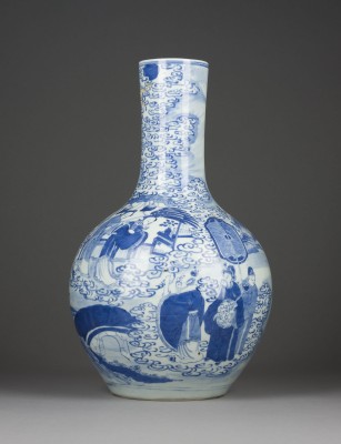 Auction 139<br>EINE BLAU-WEISSE KUGELVASE MIT FIGURENDARSTELLUNG