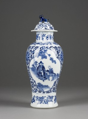 Auktion 139<br>EINE BLAU-WEISSE DECKELVASE MIT FIGURENDARSTELLUNG