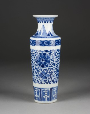 Auktion 139<br>EINE BLAU-WEISSE VASE MIT LOTUSDARSTELLUNG