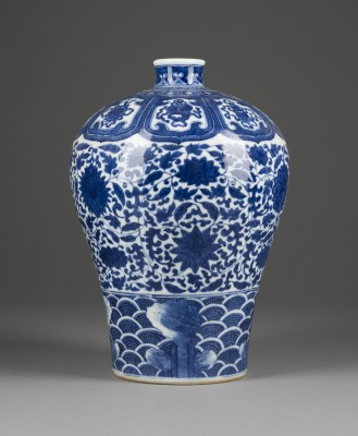 Auktion 139<br>EINE BLAU-WEISSE VASE MIT LOTUSDARSTELLUNG