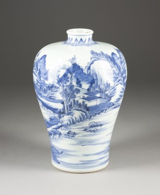 Auktion 139<br>EINE BLAU-WEISSE VASE MIT LANDSCHAFTSDARSTELLUNG