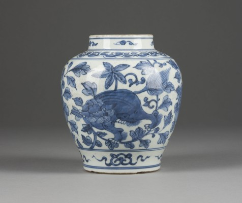 Auction 139<br>EIN BLAU-WEISSER TOPF MIT DARSTELLUNG VON PFINGSTROSEN UND LÖWEN