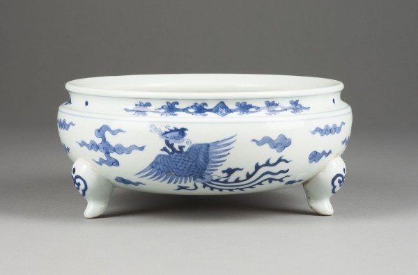 Auktion 139<br>EIN BLAU-WEISSES WEIHRAUCHBRENNER MIT DARSTELLUNG VON PHOENIX