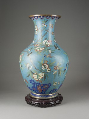 Bild EINE GROSSE CLOISONNÉ EMAILLE BALUSTERVASE