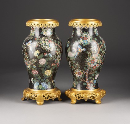 Bild EIN PAAR MONTIERTE CLOISONNÉ EMAILLE VASEN MIT FLORALEN DARSTELLUNG