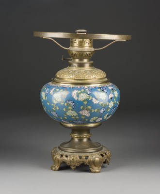 Bild EINE CLOISONNÉ EMAILLE ALMOSENSCHALE MIT BLUMENMUSTER MONTIERT ALS PETROLEUMLAMPE