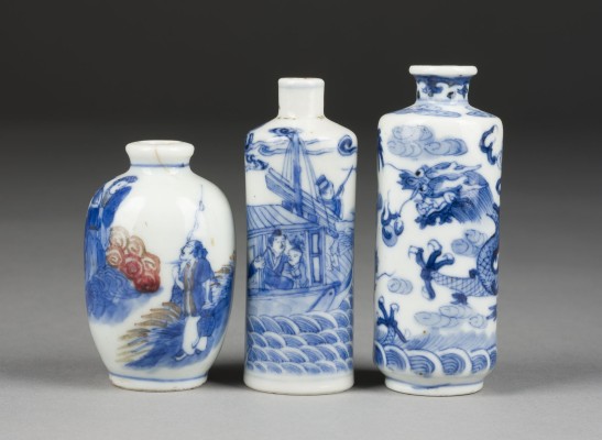 Bild ZWEI BLAU-WEISSE SNUFFBOTTLES UND EIN UNTERGLASURBLAUES UND KUPFERROTES SNUFFBOTTLE