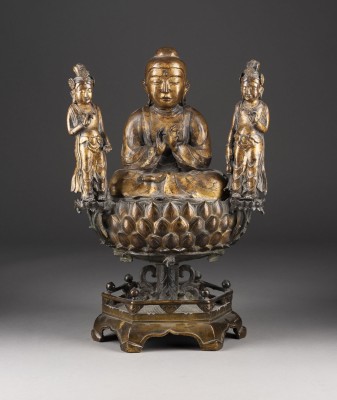 Auktion 139<br>EINE VERGOLDETE BUDDHISTISCHE TRIADE MIT LOTUSSOCKEL AUS BRONZE