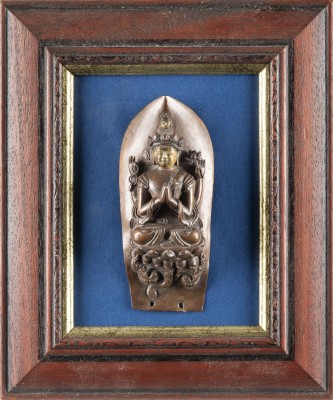 Auction 139<br>EIN LOTUSBLÜTENBLATT MIT FIGUR VON SHADAKSHARI LOKESHVARA AUS BRONZE