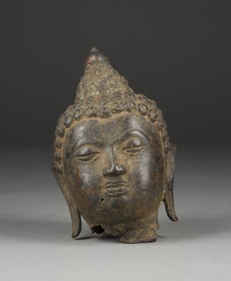 Auction 139<br>EIN KOPF VON BUDDHA AUS BRONZE