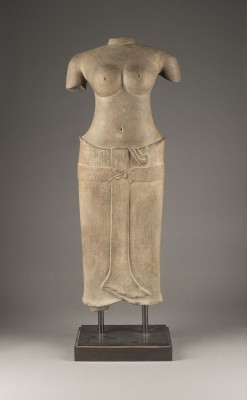 Auction 139<br>EIN TORSO EINER WEIBLICHEN GOTTHEIT AUS SANDSTEIN
