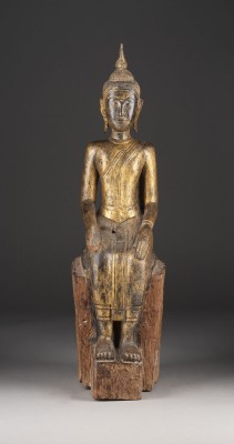 Auction 139<br>EINE LACKIERTE SITZENDE FIGUR VON BUDDHA AUS HOLZ