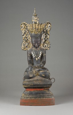 Auction 139<br>EINE GROSSE SITZENDE FIGUR VON GEKRÖNTEM BUDDHA AUS LACKIERTEM HOLZ