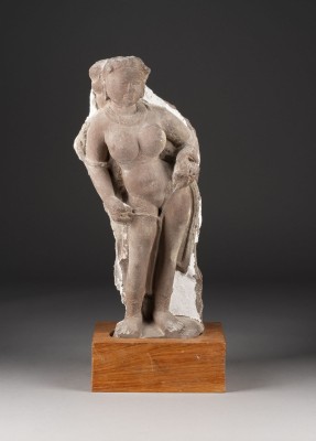 Bild EINE GESCHNITZTE STEHENDE FIGUR EINER WEIBLICHEN GOTTHEIT AUS SANDSTEIN