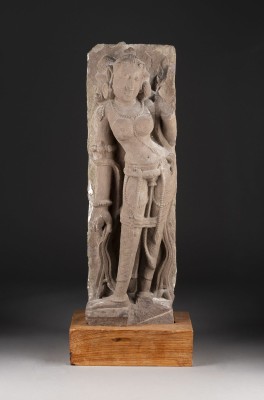 Bild EINE GESCHNITZTE STEHENDE FIGUR VON APSARA AUS SANDSTEIN