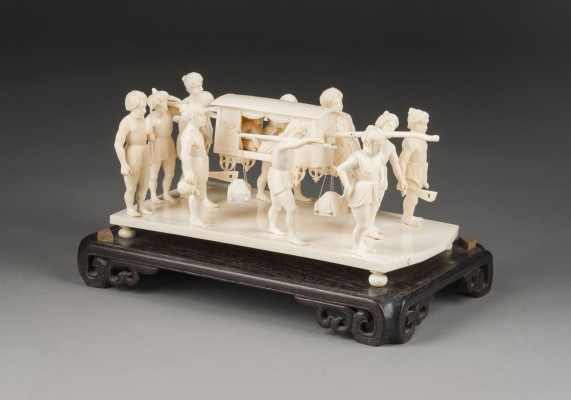 Bild EINE FIGURENGRUPPE AUS ELFENBEIN