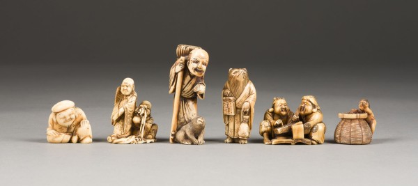 Picture FÜNF GESCHNITZTE NETSUKE AUS ELFENBEIN UND EIN NETSUKE AUS WALROSSZAHN