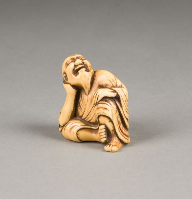 Auction 139<br>EIN GESCHNITZTES NETSUKE EINES SENNINS AUS ELFENBEIN